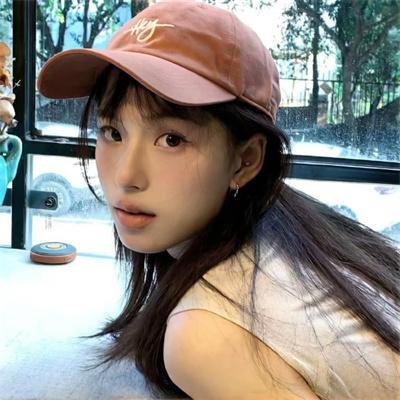 戴流苏耳环的少女
